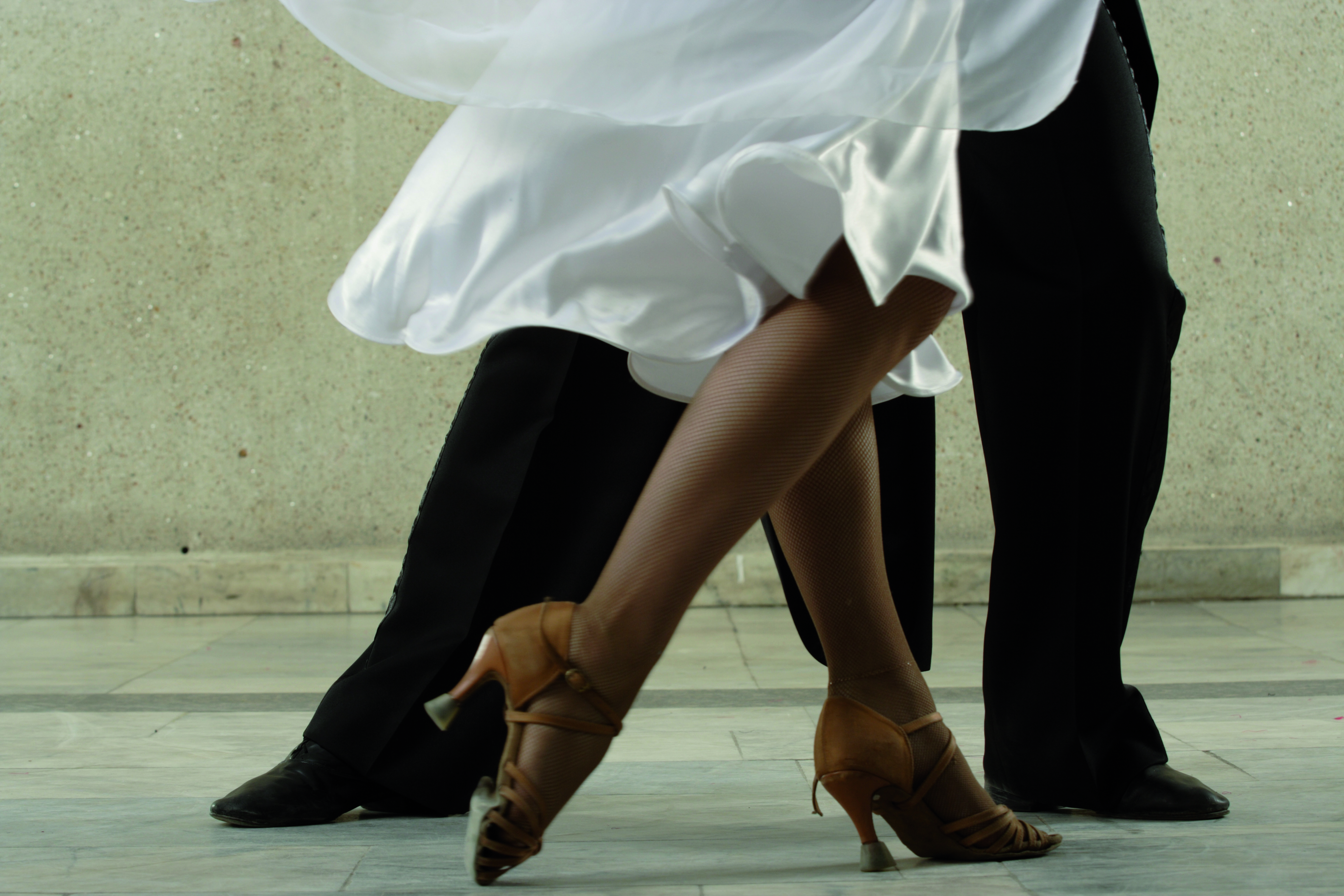 Красивая пара танцует. Танго ноги. Танец ногами. Ноги танцуют. Красивые танцы в паре.